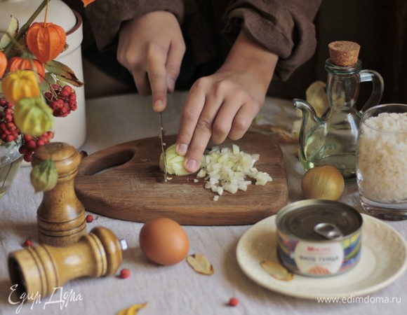 Мелко режем репчатый лук.