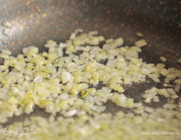 Обжариваем лук на подсолнечном масле до прозрачности.