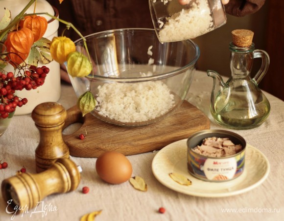 Рис для начинки я заранее сварила, промыла и охладила. В рецепте указан вес готового риса. Высыпаем в миску рис.