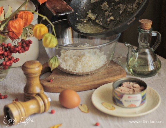 Затем — обжаренный лук вместе с маслом.