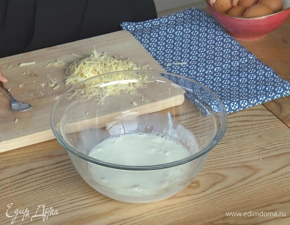 Кефир вылить в миску, добавить разрыхлитель, соль и все перемешать. Добавить стакан молока.