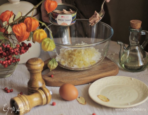 После чего добавляем тунца без жидкости.