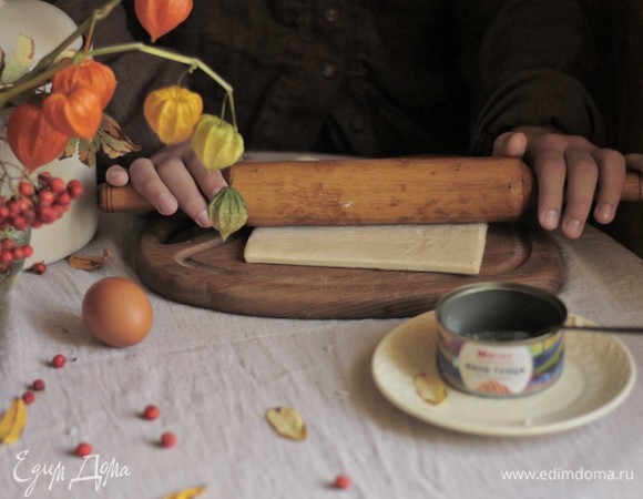 Раскатываем пласт готового слоеного теста. Толщина — 3–4 мм.