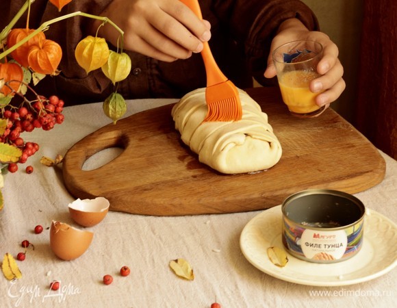 Готовый полуфабрикат смазываем взбитым яйцом и отправляем в заранее нагретую до 180°C духовку на 30–35 минут.