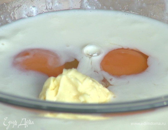 Вбить 2 яйца, добавить сливочное масло и перемешать.