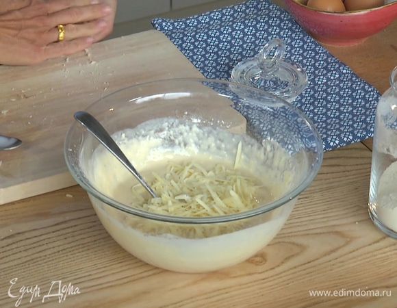 Добавить в тесто натертый на крупной терке сыр, перемешать.