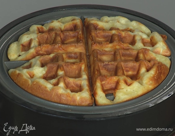 Выпекать вафли до готовности, подавать к столу горячими.