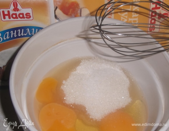 В миску разбить одно яйцо, добавить два желтка, сахар и соль. Перемешать венчиком. Белки пока отложить.