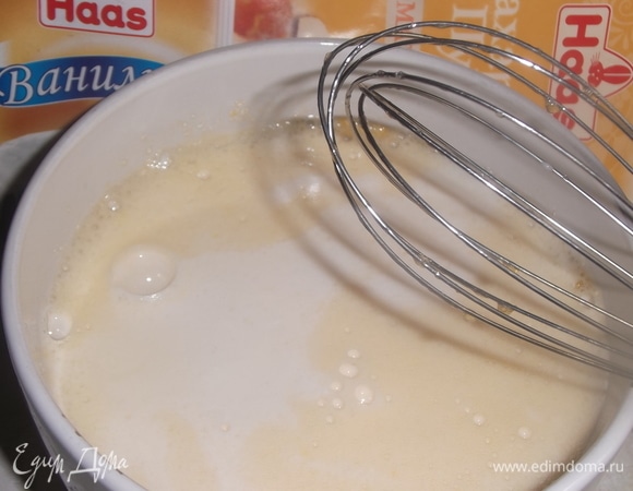 Влить молоко комнатной температуры, еще раз перемешать.