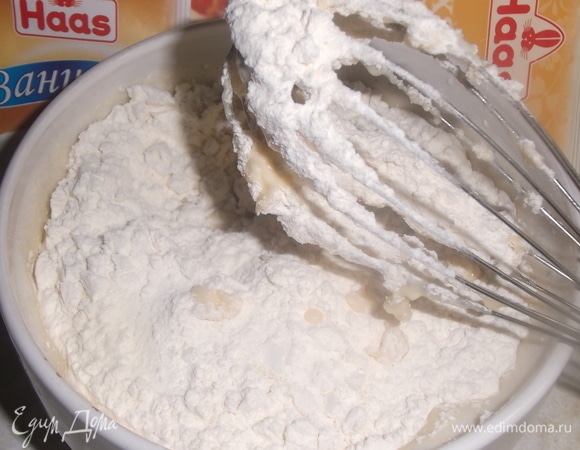 Всыпать просеянную муку, добавить ванилин Haas. Тесто перемешать до гладкости.