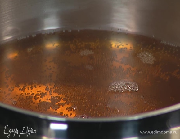 В кастрюлю влить сладкое мускатное вино, поставить на огонь и уварить его количество до 85 мл. После этого перелить вино в стакан  и дать ему немного остыть.