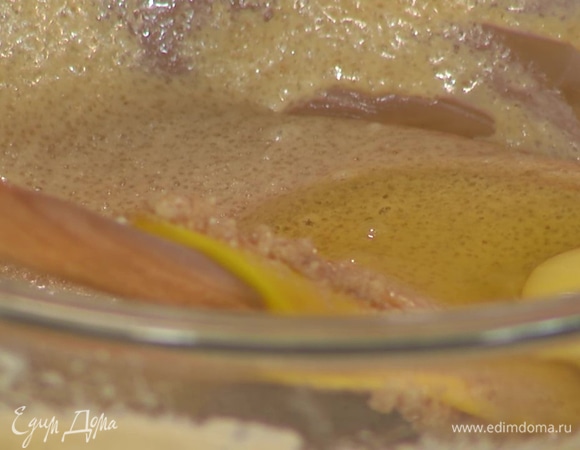 Размягченное сливочное масло растереть с коричневым сахаром. По одному добавить яйца и все перемешать.