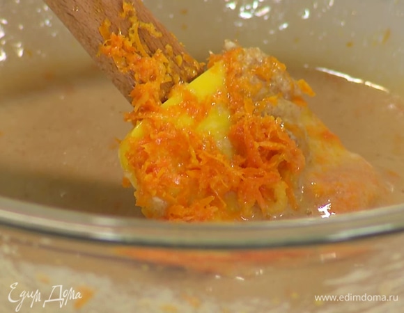 В тесто натереть цедру лимона и апельсина, перемешать.