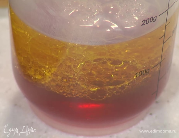 Оливковое масло соединить с чуть остывшим вином.