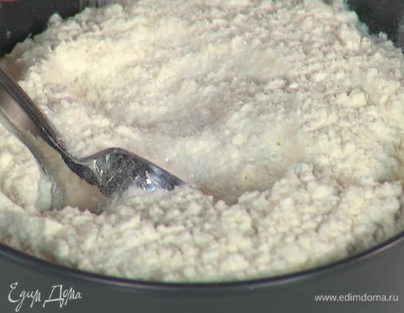 Муку смешать с разрыхлителем и солью.