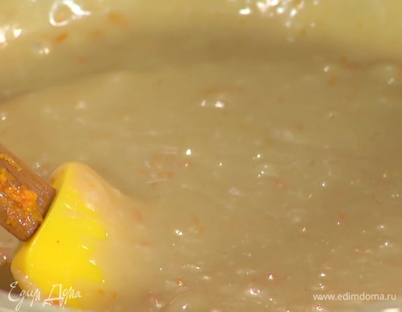 В яично-сахарную смесь постепенно по 1 ложке добавить муку и вино с маслом, каждый раз тщательно вымешивая.