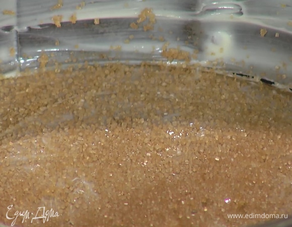 Форму для выпекания смазать маслом и посыпать коричневым сахаром.