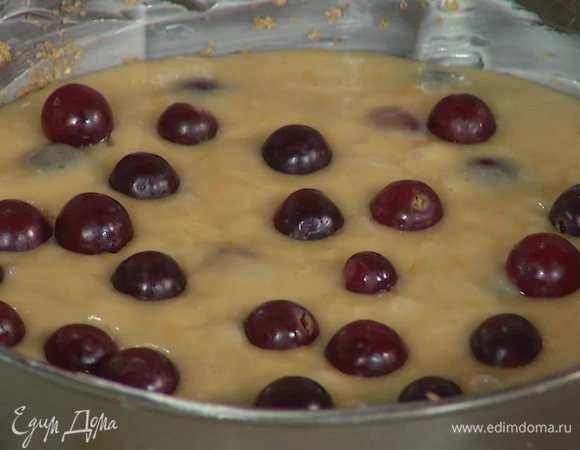 В тесто добавить виноград, все тщательно перемешать. Выложить тесто в форму, сверху украсить ягодами винограда.