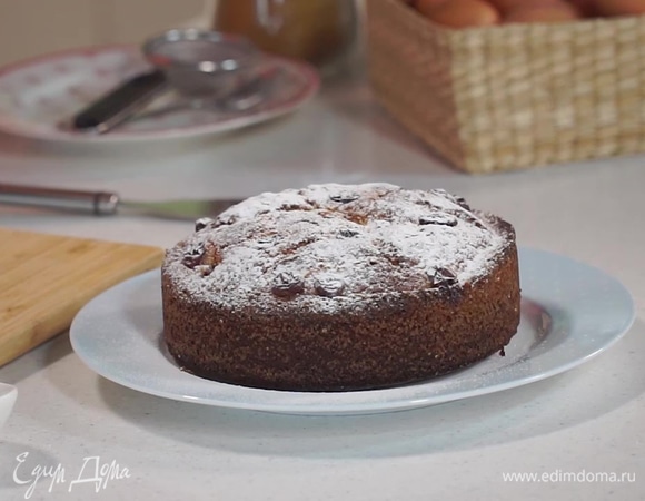 Выпекать коврижку в разогретой до 190°C духовке 35–40 минут. Готовый пирог посыпать сахарной пудрой.