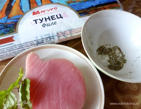 Подготовить ингредиенты для засола рыбы. Кусочек филе тунца разморозить. Отмерить по трети чайной ложки всех специй. Лавровый лист, семена кориандра и фенхеля размять. Смешать соль и специи вместе. Нарезать листики базилика. Конечно же, специи вы можете взять по своему вкусу.