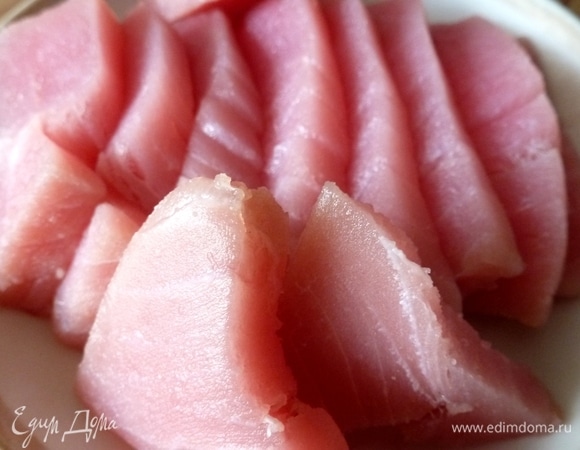 Филе тунца нарезать на тонкие кусочки.