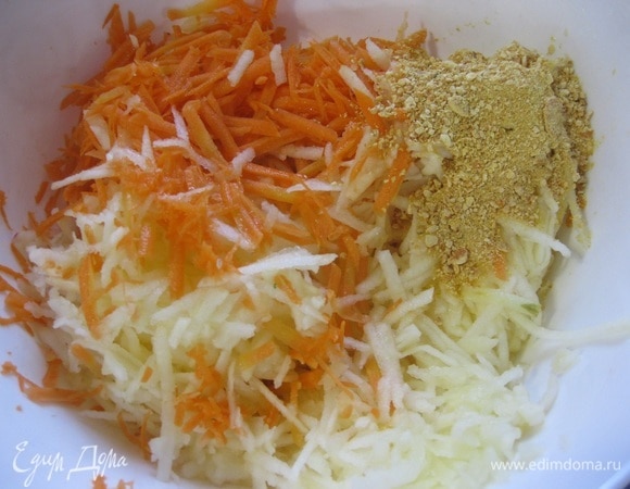 Разогреть духовку до 200°C. Очищенные яблоки и морковь натереть на терке, сразу сбрызнуть соком лимона, добавить цедру (у меня сушеная цедра апельсина).