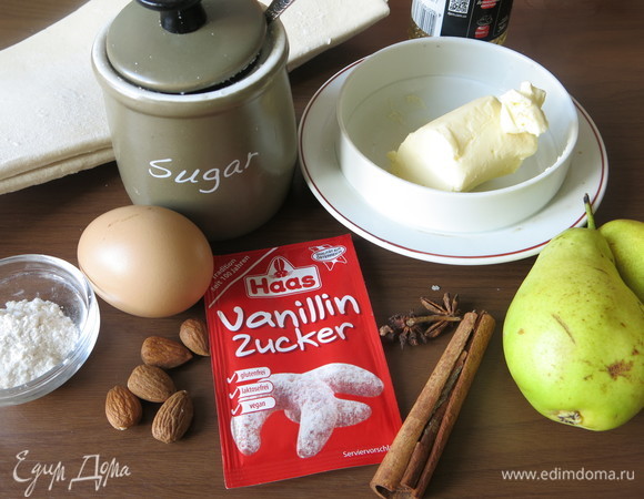 Подготовим продукты: масло сливочное, сахар белый и коричневый, яйцо, груши твердые, мука, миндальная муку или миндаль, бадьян, корица, ванильный сахар.