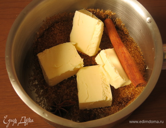 Соединяем коричневый сахар с  маслом, кладем бадьян и корицу. Ставим на умеренный огонь.