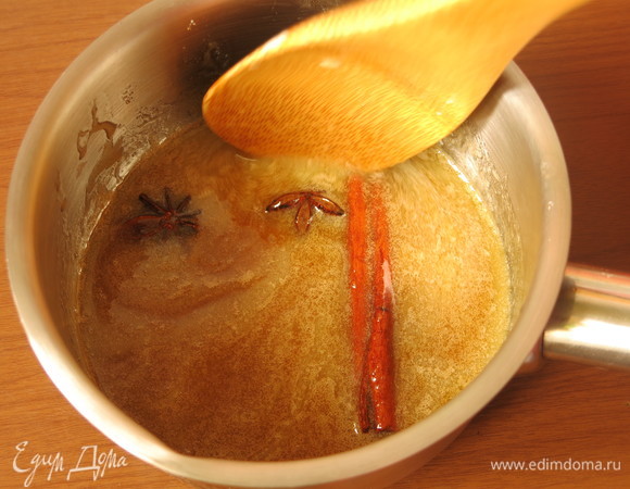 Нагреваем, растапливаем масло и сахар, постоянно помешивая. Увариваем.