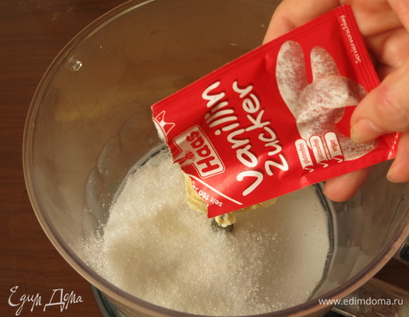 Соединяем масло сливочное и сахар для франжипана, насыпаем ванильный сахар.