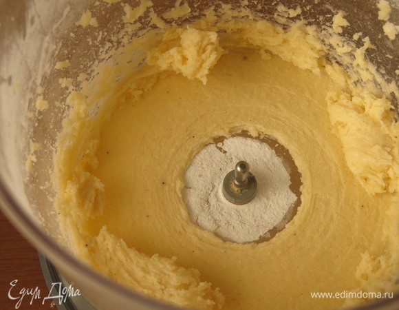 В комбайне перемешиваем до кремового состояния.
