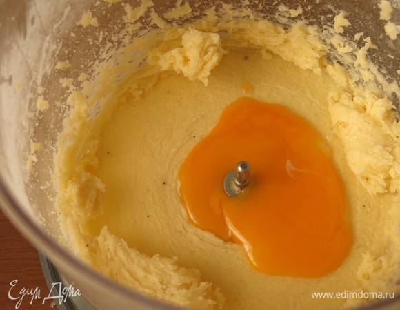 Добавляем желток, массу перемешиваем.