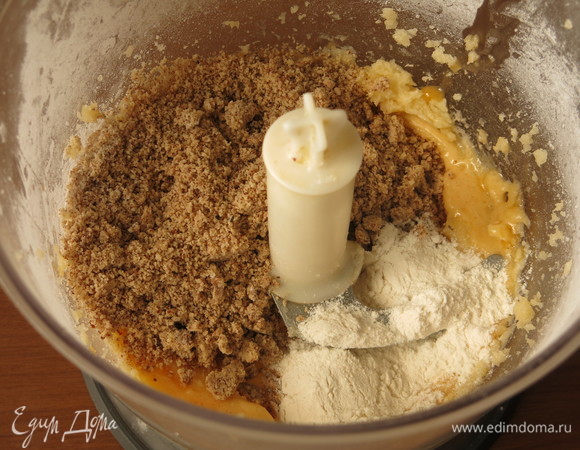 Всыпаем муку пшеничную и миндальную. Вместо миндальной муки использовала высушенный перемолотый миндаль со шкуркой.
