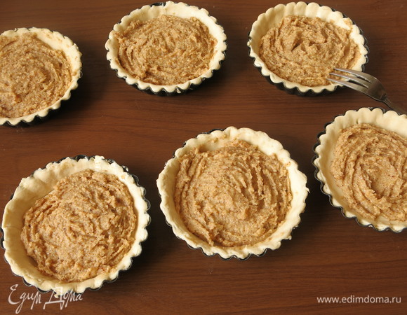 Распределяем по тесту франжипан (1,5 ложки на порцию).