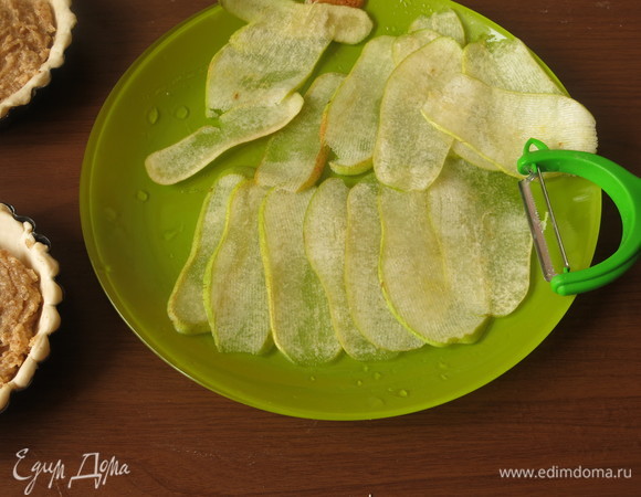 С помощью овощерезки нарезаем тонко груши.
