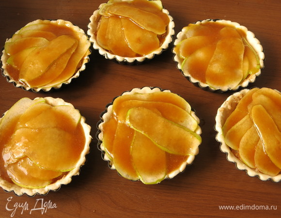 Сверху поливаем карамелью. В исходном рецепте — один лишь кленовый сироп. У меня было несколько ложек сиропа, да и хотелось попробовать пряную карамель, поэтому первоначальный рецепт модернизировала, но, чтобы упростить приготовление, можно использовать только сироп, всего 80 мл.