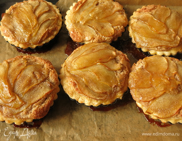 Даем остыть тарталеткам. У меня формы по 10–10,5 см, продукты рассчитаны на формы диаметром 11 см, немного подтек сироп.