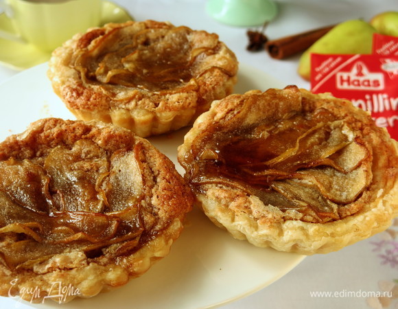 Подаем, поливая сиропом, хотя и без сиропа десерт сладкий и сочный. Приятного аппетита!