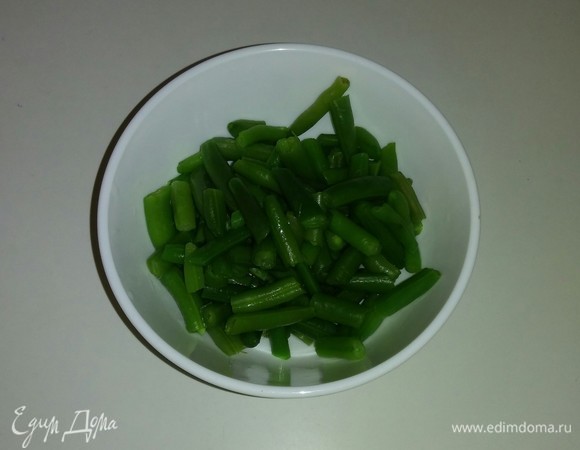 Нарезаем стручковую фасоль на небольшие кусочки.