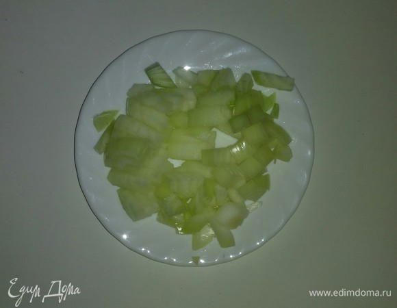 Лук нарезаем кубиками.