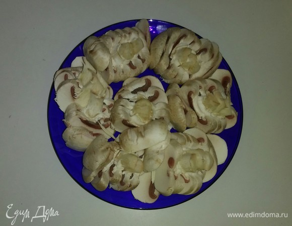 Шампиньоны нарезаем кусочками толщиной около 2 миллиметров.