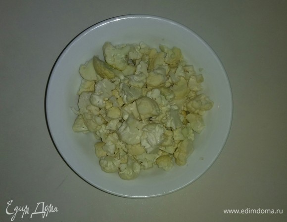 Соцветия цветной капусты нарезаем достаточно мелко.