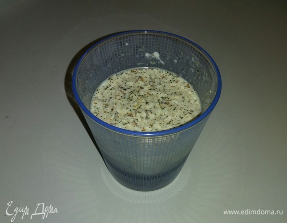 Для соуса соединяем вместе молоко, майонез, помидоры, сушеные хлопьями, а также приправу для салатов и соль. Перемешиваем все вместе.