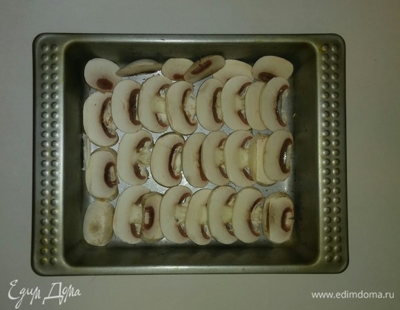 Смазываем форму для запекания оливковым маслом и начинаем выкладывать овощи слоями. Выкладываем слой шампиньонов.