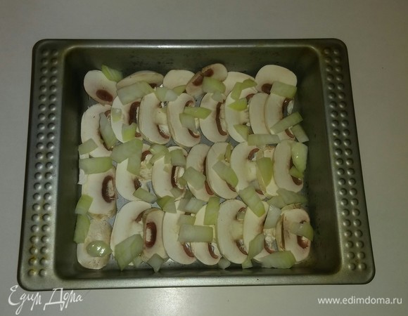 Затем поверх шампиньонов выкладываем слой репчатого лука.