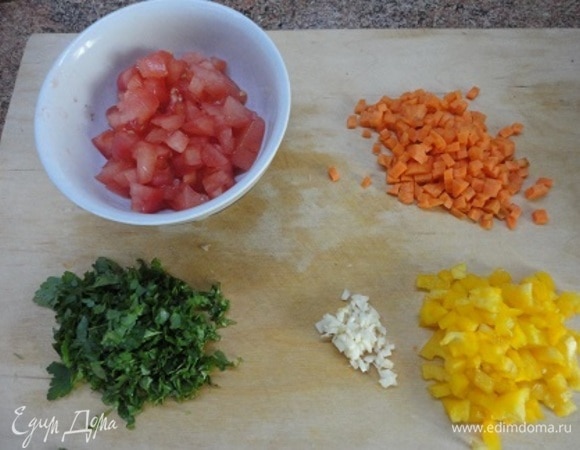 Все овощи нарезаем мелкими кубиками. Помидоры предварительно очистить от кожицы с помощью горячей воды. Петрушку и чеснок мелко порубить.