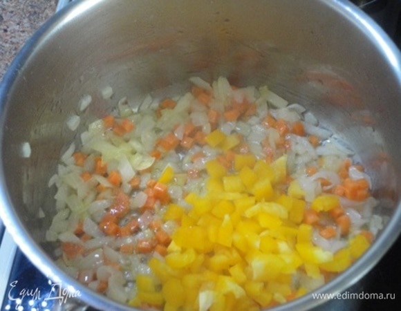 Лучше сразу взять кастрюлю с толстым дном и в ней обжарить овощи: вначале лук, затем добавить морковь с перцем.