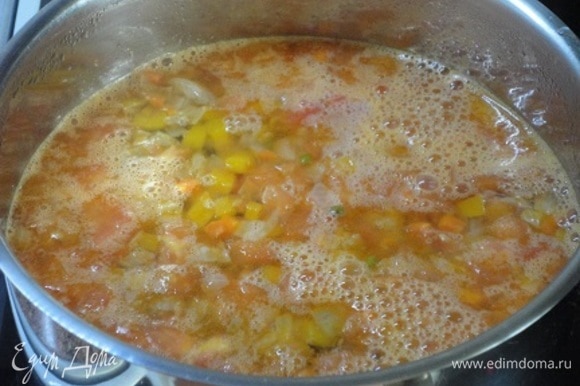 Влить горячую воду, довести до кипения и всыпать промытый маш. Варить при медленном кипении до готовности маша. Теперь можно посолить и поперчить суп.