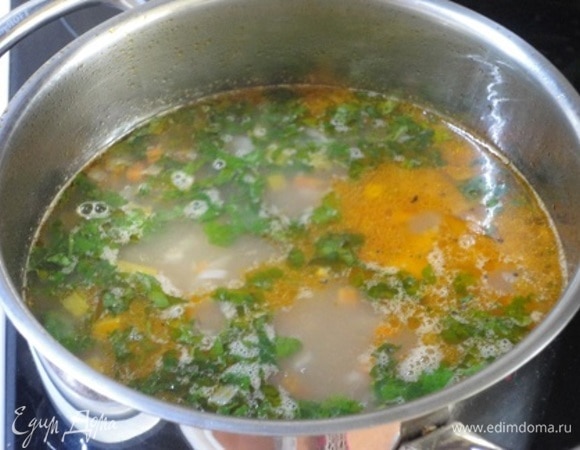 Добавить петрушку, чеснок и мяту. Если у вас свежая мята, то порубите ее так же мелко, как и петрушку. Уберите с огня и дайте настояться 10 минут.