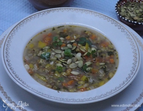 Подавайте с зеленью и тыквенными семечками.